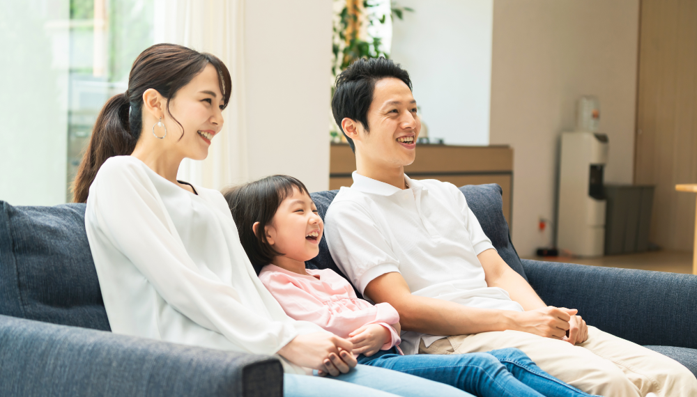 家族みんなでNetflixを視聴している画像です。