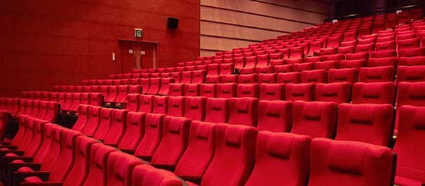 貯まったポイントで映画館が割引になる画像です。